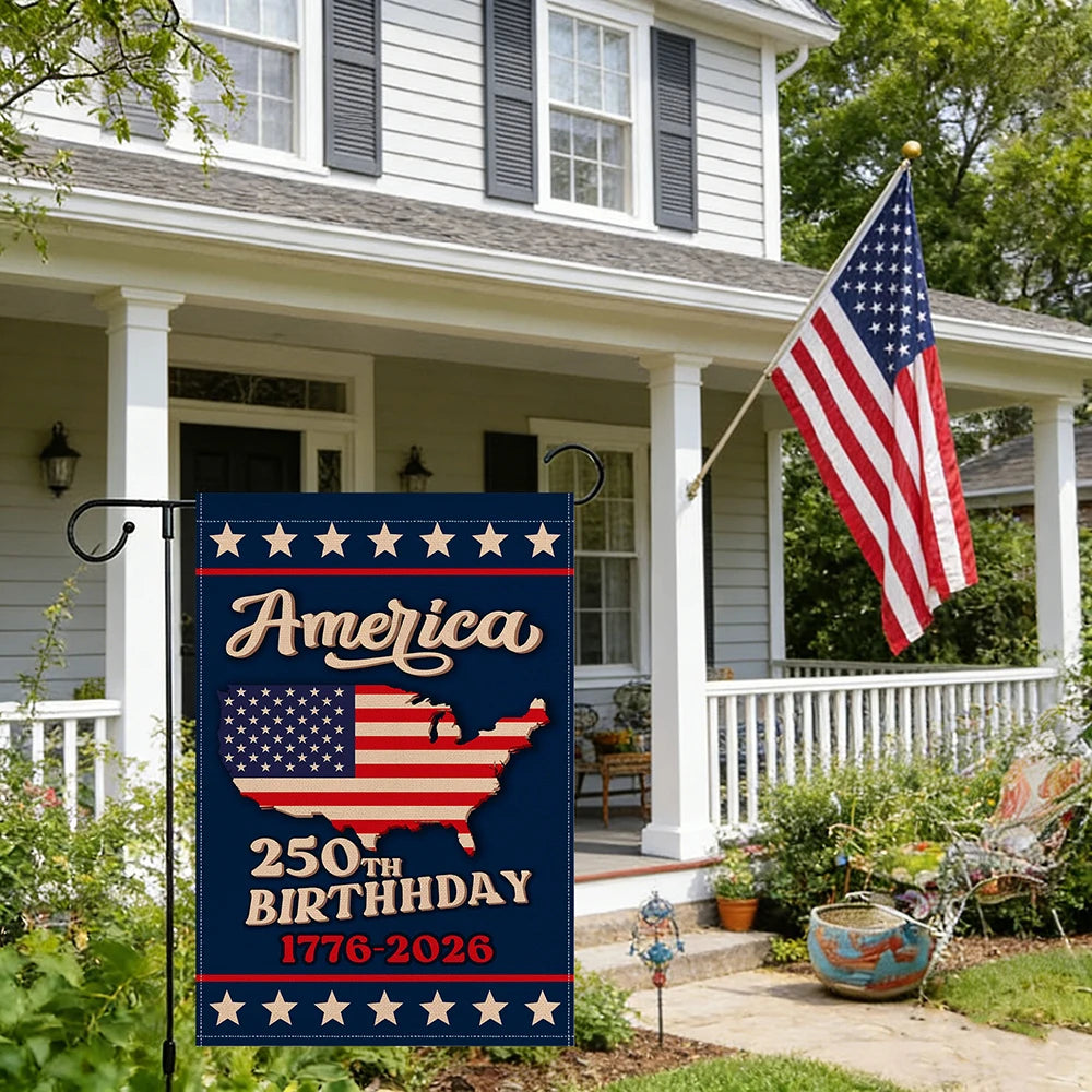 Un drapeau bleu foncé avec la carte des États-Unis et des étoiles, devant une maison blanche.