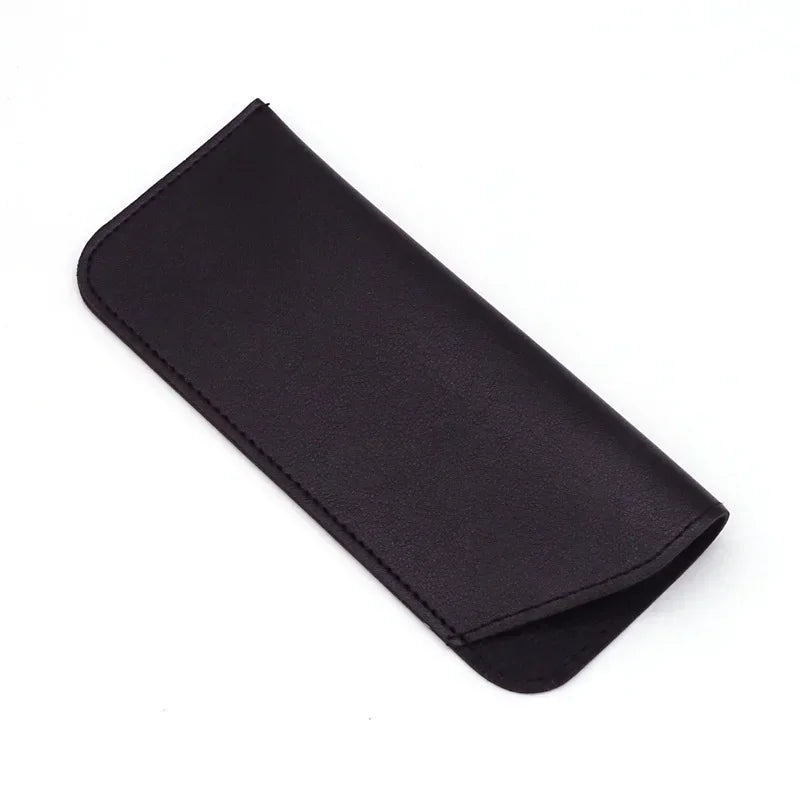Estuche protector para gafas de cuero PU negro, visto de lado.