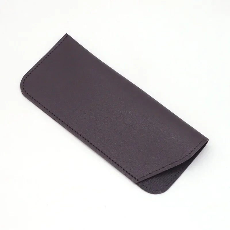 Estuche protector de cuero PU morado oscuro para gafas.