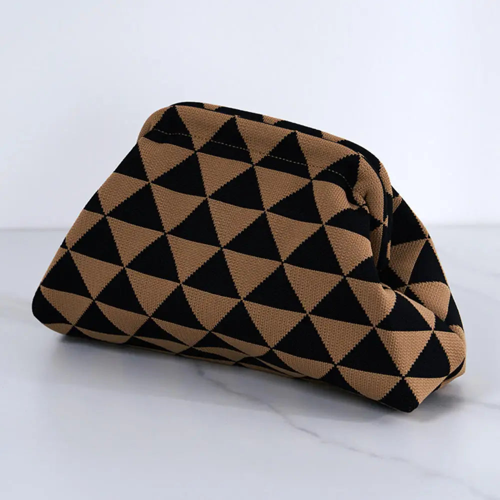 Pochette géométrique marron et noire posée sur une surface blanche.