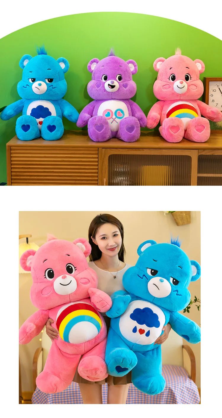 Tres juguetes de peluche Care Bear de colores arcoíris de pie en un estante de madera.