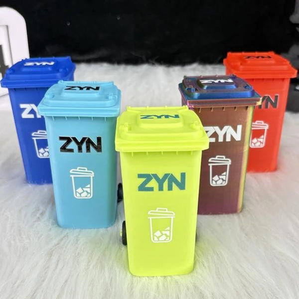 Eine Sammlung farbenfroher ZYN Mini-Schreibtischorganizer in blau, cyan, gelb und orange auf einer weißen Oberfläche.