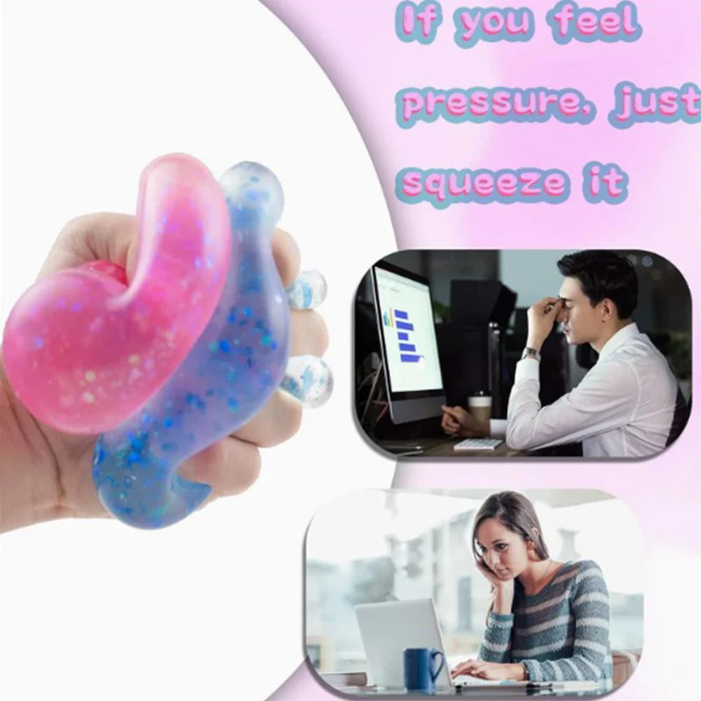 Eine Hand presst einen lila Stressball, mit zugehörigen Bildern der Verwendung zur Entspannung und Konzentration.