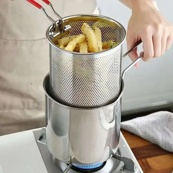 Edelstahl-Frittierfritteuse mit einem Metallkorb voller goldener Pommes