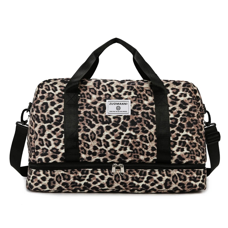 Schwarze Leopard-Print-Gepäcktasche mit schwarzen Riemen und Reißverschlussfach.
