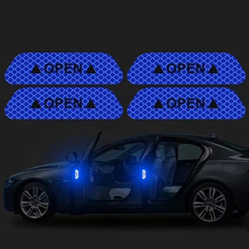 Cuatro calcomanías reflectantes con el símbolo de puerta abierta, mostradas sobre la puerta de un coche negro.