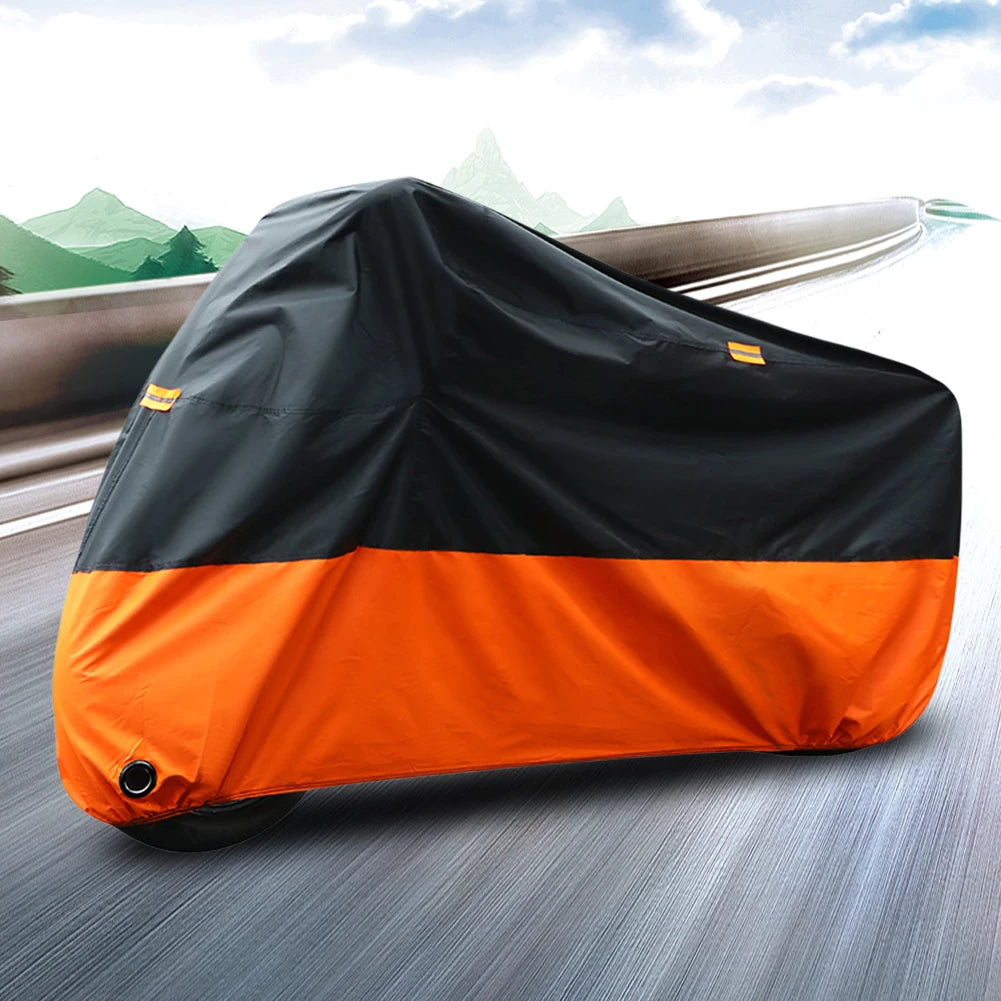 Housse de protection universelle orange et noire pour moto, pluie et soleil, montrée sur un véhicule.