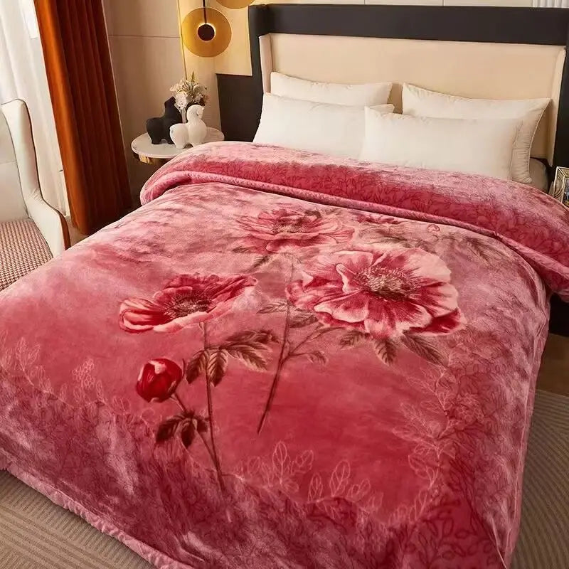 Pinkes Plüschdecke mit rotem Rosenmuster auf einem Bett mit weißen Kissen.