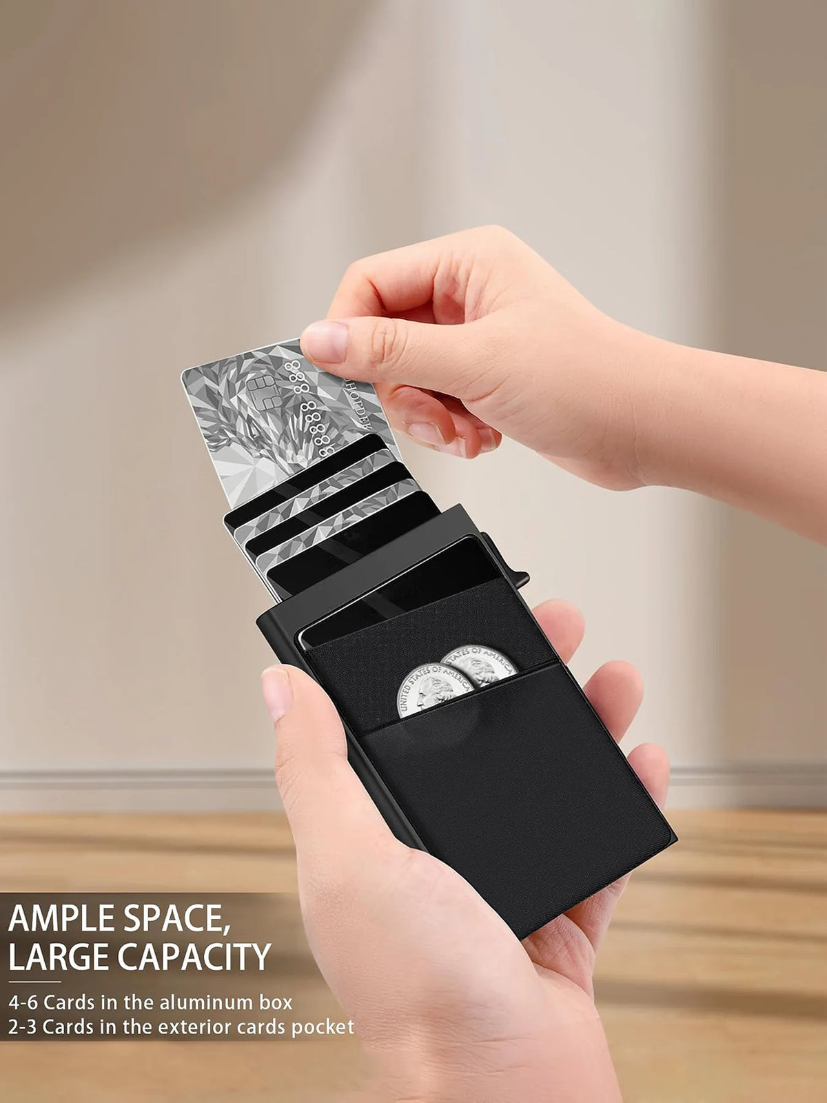 Eine Hand hält einen schwarzen Aluminium-Kartenhalter mit einer klaren Kunststoffhülle, der Karten aufnehmen kann.