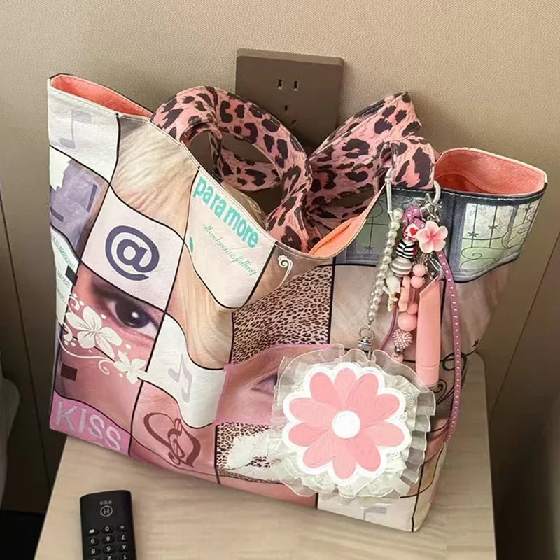 Pinkes und weißes Patchwork-Taschenbeutel mit Leopardenmuster und floralen Akzenten.