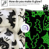 Nahaufnahme einer leuchtstoffstrahlenden Korallen-Fleece-Decke in Weiß und Schwarz mit grünen leuchtenden Designs auf schwarz