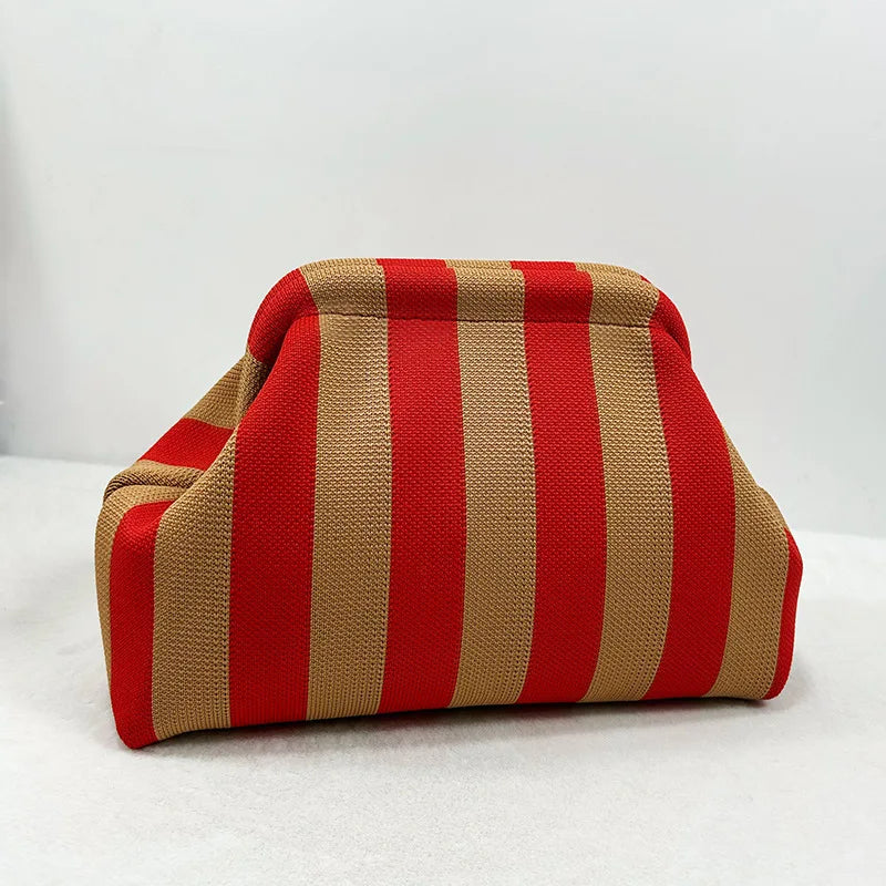 Bolso de mano tejido con rayas verticales rojas y beige.