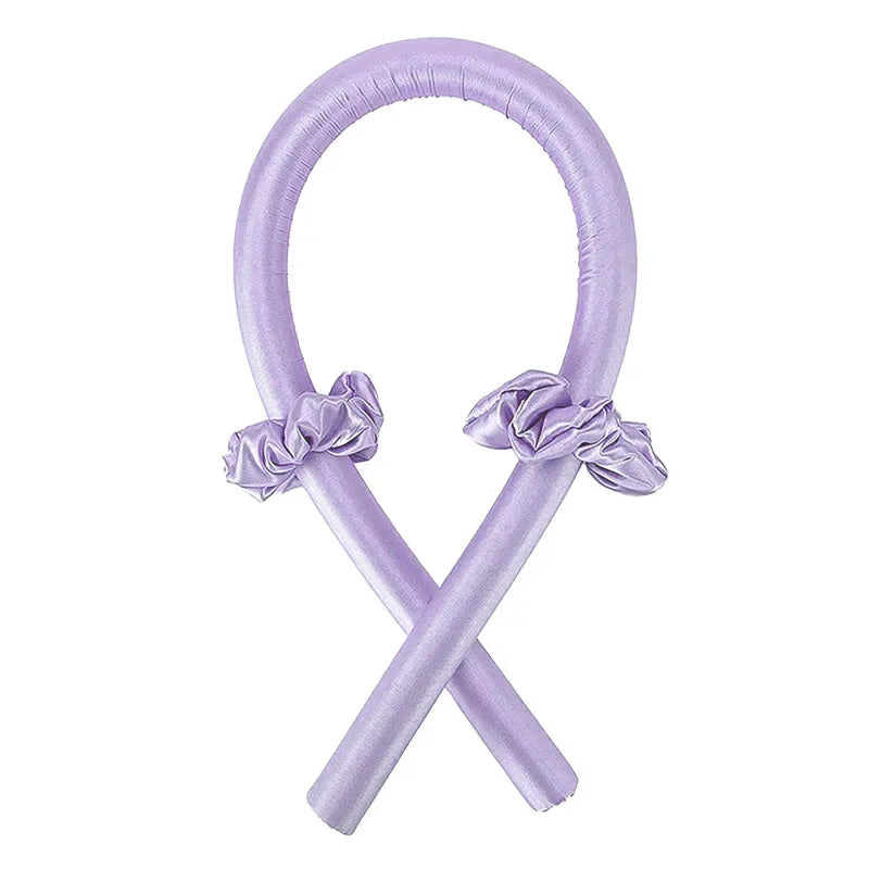 Diadema de seda sin calor color lavanda, atada en forma de lazo.