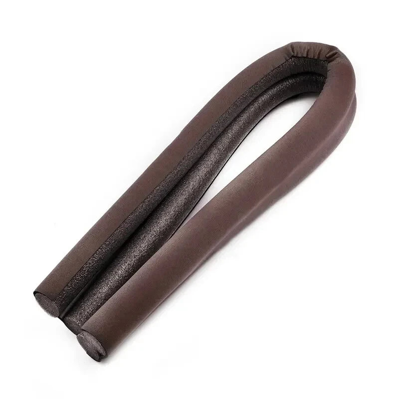 Joint de porte coupe-vent brun foncé, excludeur roulé en forme cylindrique.