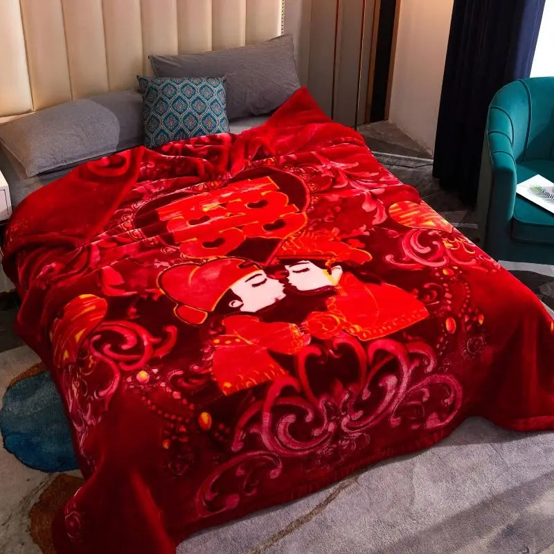 Leuchtend rote Plüschdecke mit Rosenmusterdesign auf grauer Oberfläche