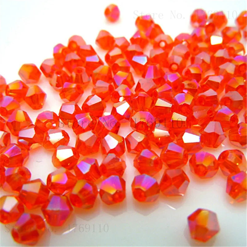 Haufen kleiner, facettierter, durchscheinender orange-roter Kristallperlen zum Schmuckherstellen.