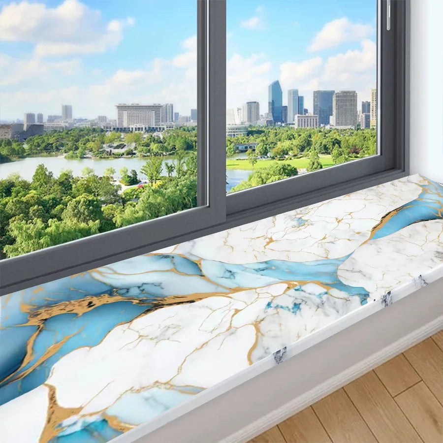 Marmor-Tapete mit weißen und blauen Marmoradern und goldenen Akzenten auf einem Fensterbrett
