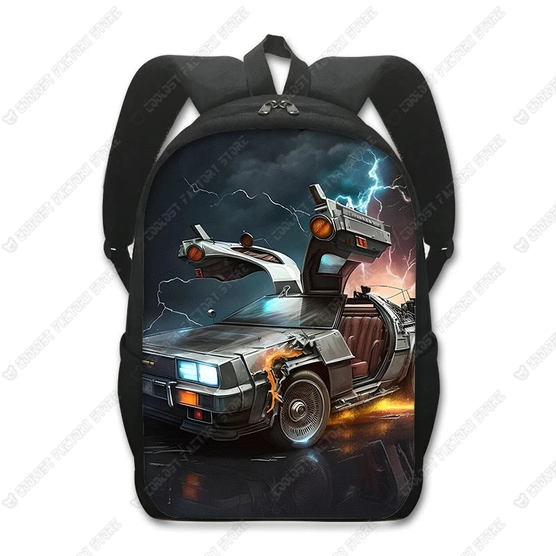 Schwarzer taktischer Rucksack mit dramatischer Darstellung eines modifizierten Fahrzeugs mit Blitzeffekten.