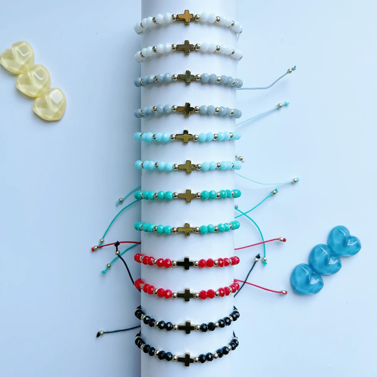 Affichage vertical de bracelets perlés de couleurs blanches, bleues et rouges.