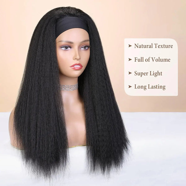Una modelo lleva una peluca negra larga y recta con diadema, mostrando textura y volumen naturales.