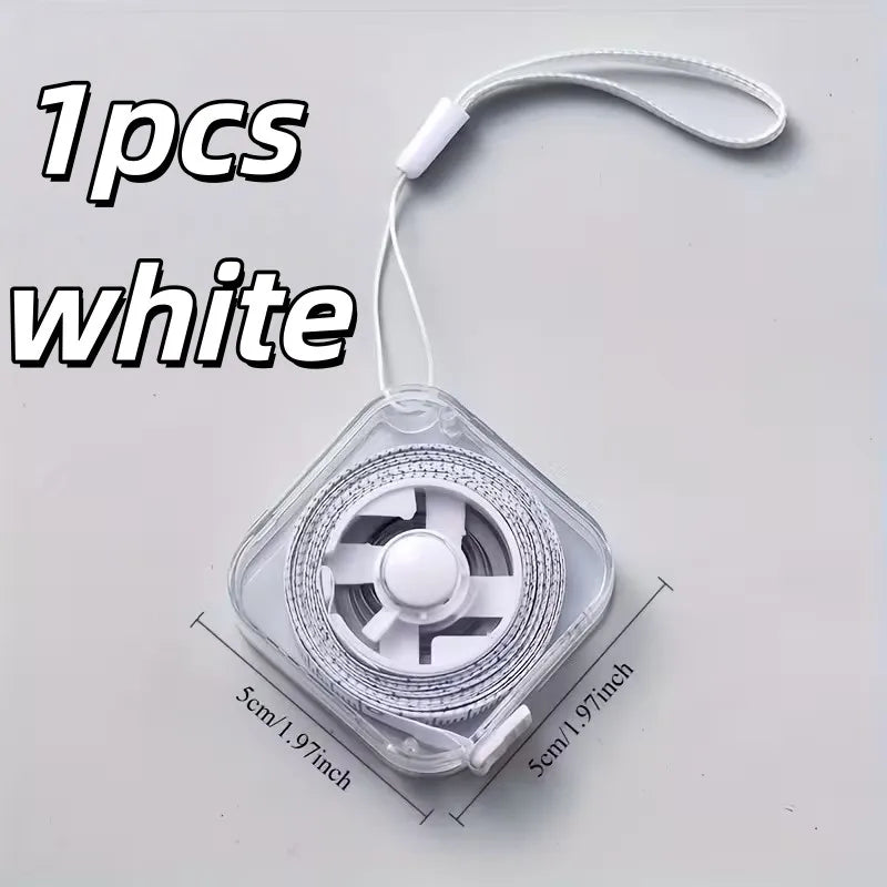 Una cinta métrica retráctil suave blanca con un cordón blanco y carcasa de plástico transparente.