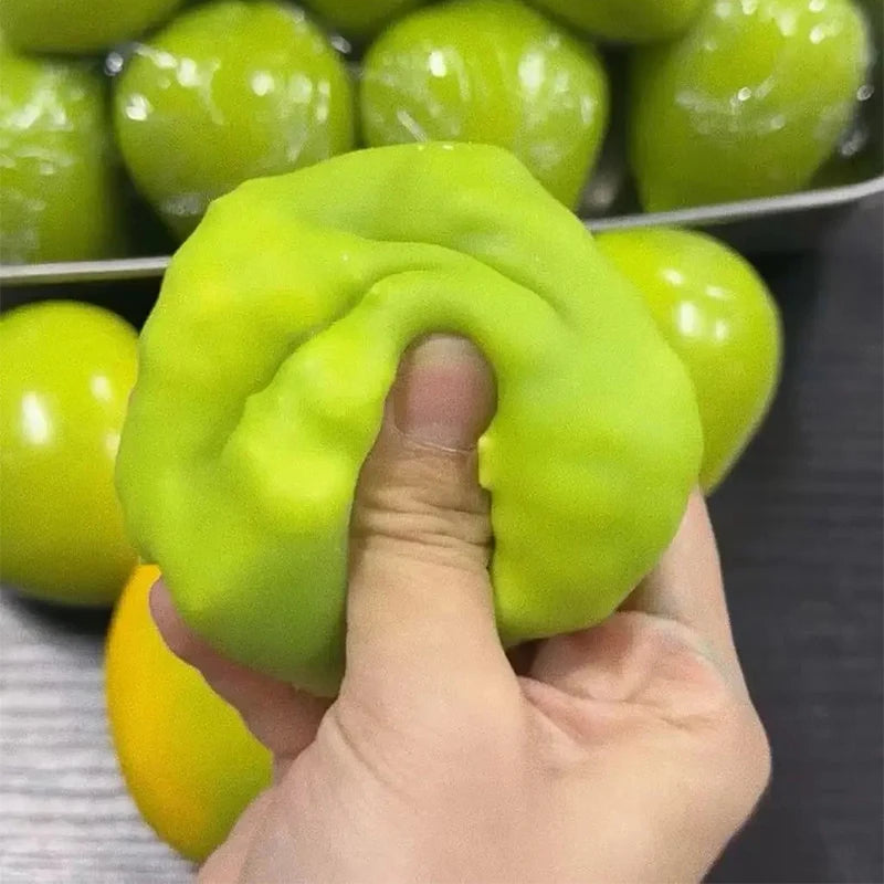 Eine Hand hält einen leuchtend limettengrünen therapeutischen Stressball.