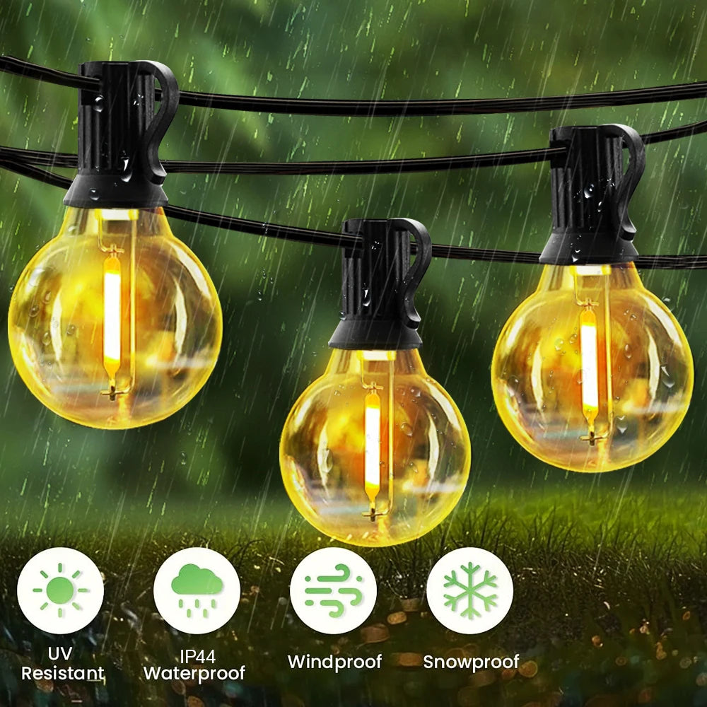 Trois guirlandes de lumières LED jaunes suspendues sur fond vert avec icônes de résistance aux UV et étanchéité