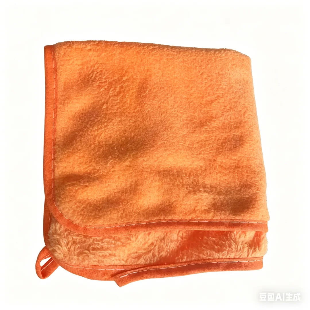 Quadratisches orangefarbenes Mikrofasertuch zum Reinigen von Autos mit gestickter Kante.