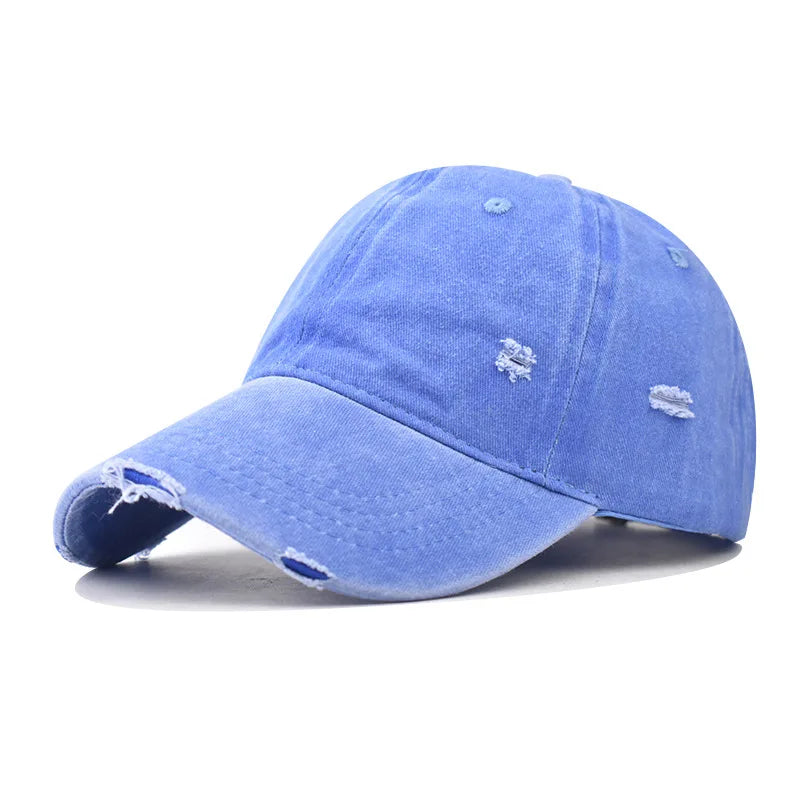 Helle, verwaschene Baumwoll-Baseballkappe in Hellblau, von der Seite gezeigt.