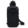 Sac deTactique MOLLE noir porté à dos, avec motif alvéolaire et sangles réglables.