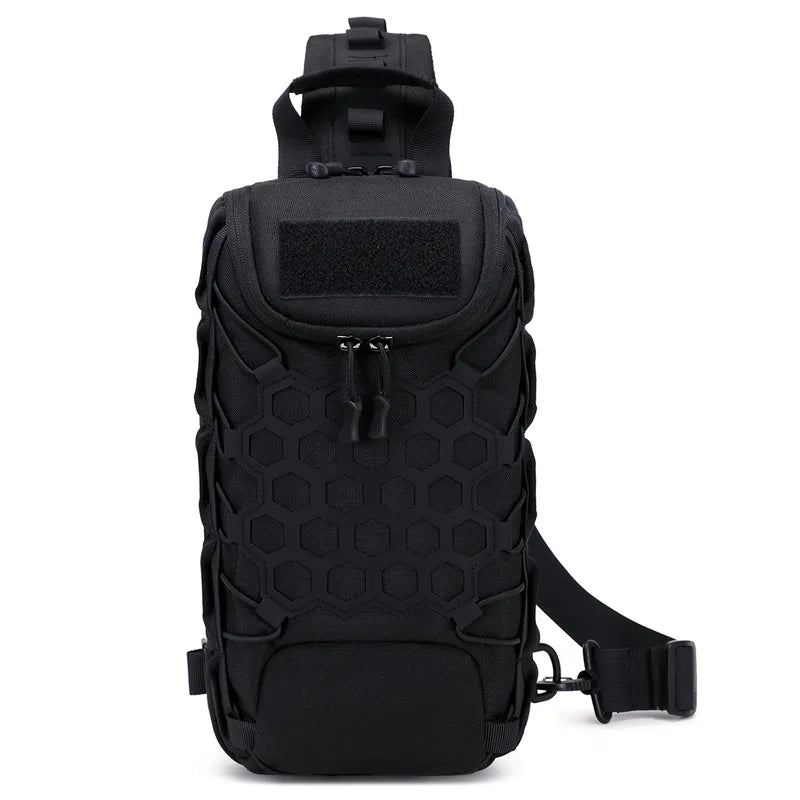 Sac deTactique MOLLE noir porté à dos, avec motif alvéolaire et sangles réglables.