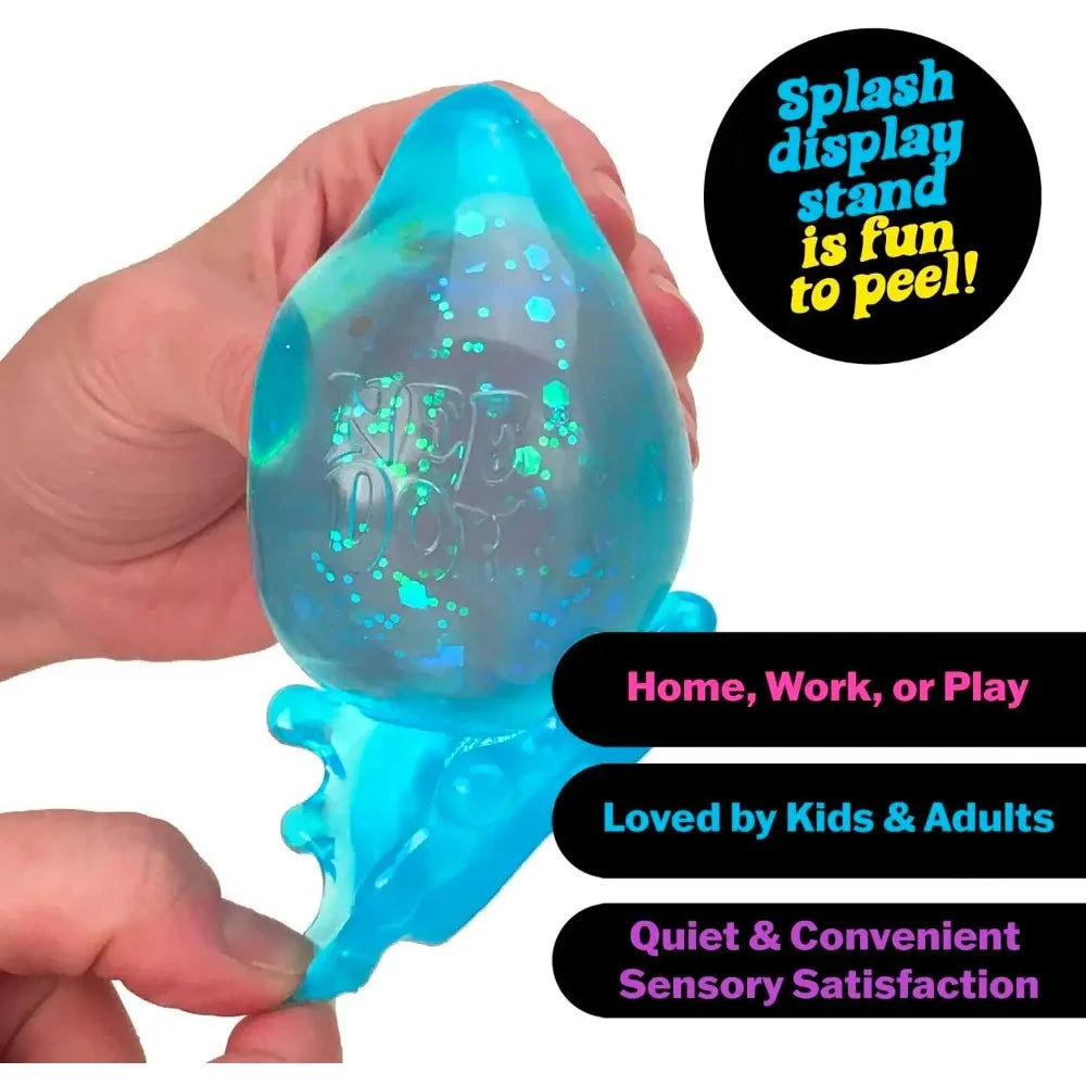 Eine Hand hält einen durchsichtigen blauen Stressball mit Glitzer, zum Entspannen und Fokus geeignet.