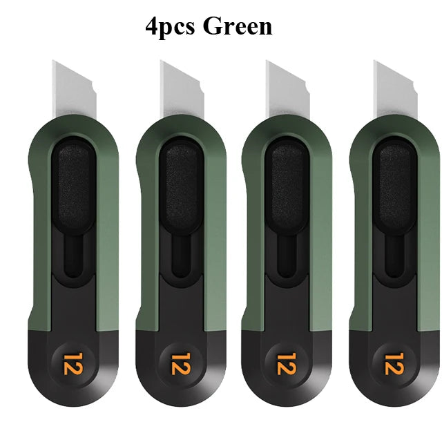 Quatre petits couteaux utilitaires verts côte à côte