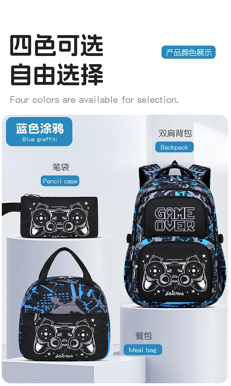 Ein Set aus vier schwarzen und blauen grafischen Artikeln, darunter ein Etui, ein Rucksack und eine Essenstasche.