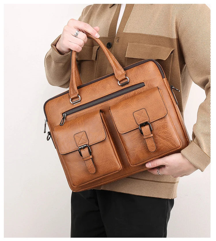 Eine Person hält eine braune Kunstleder-Business-Aktentasche vor einem hellen Hemd.