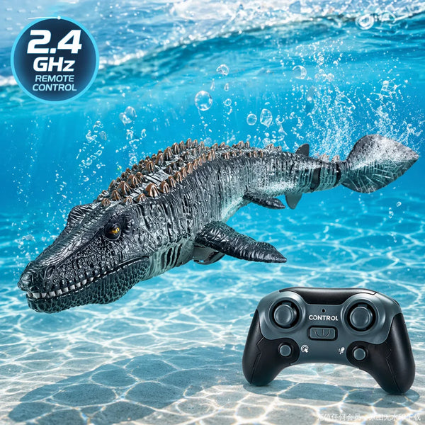 Ein Plastik-Mosasaur-Spielzeug schwimmt unter Wasser, mit Fernbedienung in der Nähe sichtbar.