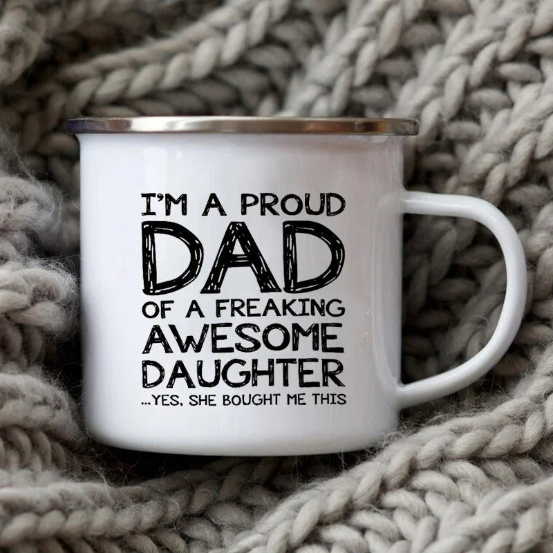Tasse à café en émail blanc avec un rebord argenté affichant le texte : Je suis fier de faire d'une incroyable fille.