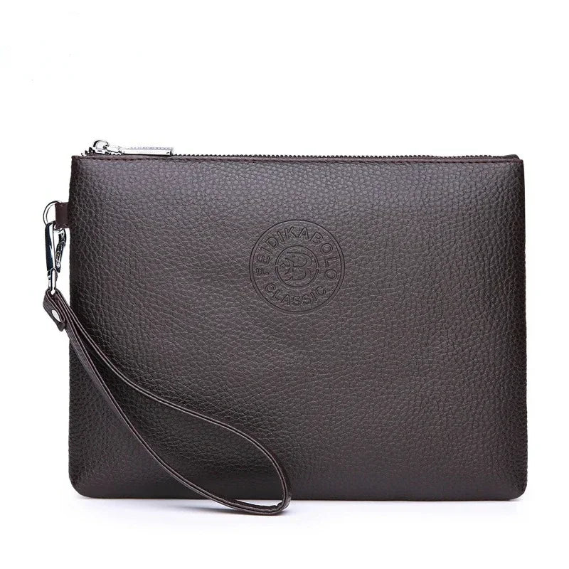 Dunkelbraunes Lederclutch-Portemonnaie mit Reißverschluss und Lederriemen vor weißem Hintergrund