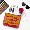 Pochette de maquillage rose avec un design vintage de sardines et du texte pour huile d'olive extra vierge.