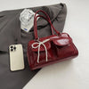 Bolso de hombro suave con detalle de lazo
