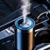 Diffuseur d'aromathérapie portable USB pour voiture avec éclairage d'ambiance LED émettant un pan de vapeur blanche.