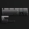 Nahaufnahme einer schwarzen mechanischen Tastatur mit Farbverlauf-PBT-Tasten, die vollständiges Layout zeigt.