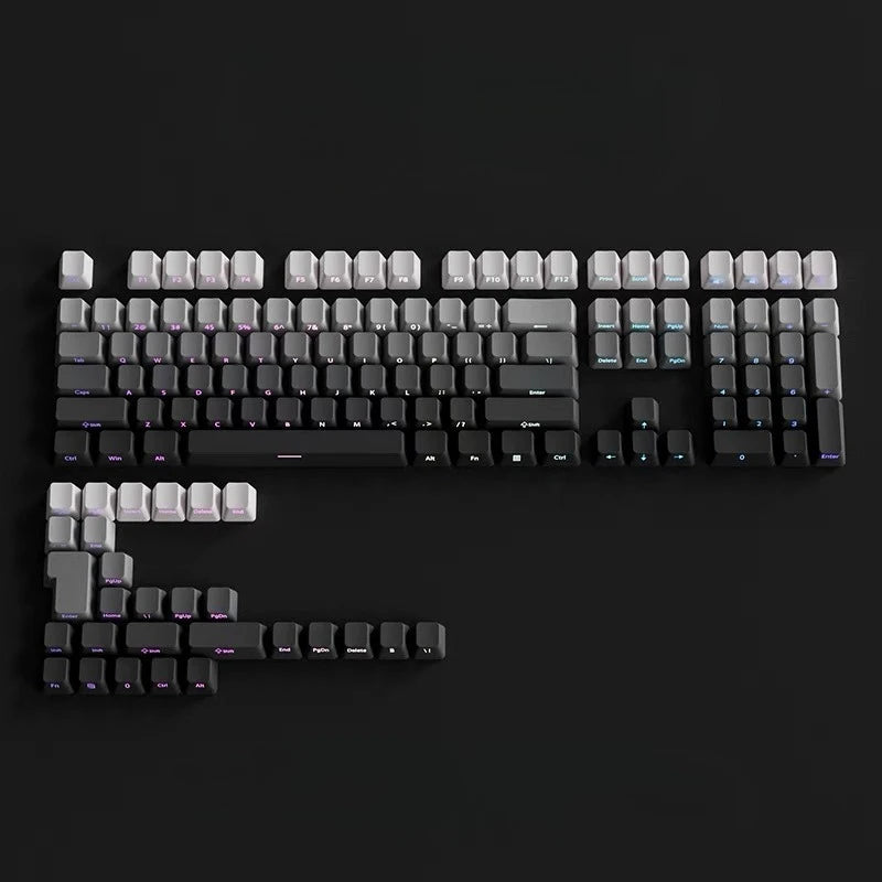 Nahaufnahme einer schwarzen mechanischen Tastatur mit Farbverlauf-PBT-Tasten, die vollständiges Layout zeigt.