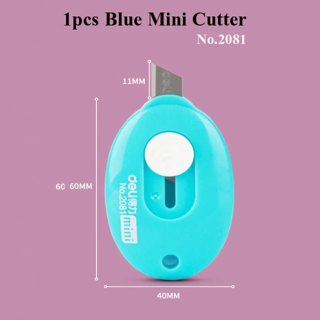 Un mini-cutter bleu avec une lame argentée est montré sur un fond rose.