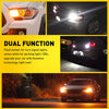 Gros plan d'un phare de voiture avec des ampoules LED doubles clignotants ambre et une lumière de stationnement blanche insta