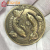 Vintage goldcoin mit geschnitztem chinesischem Koi-Design in weißer Handschuh