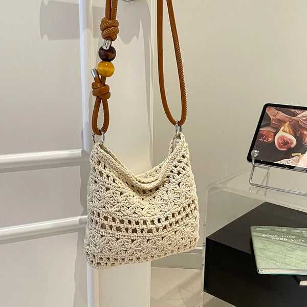 Bolso de hombro de paja con ganchillo estilo bohemio y lazo de cinta