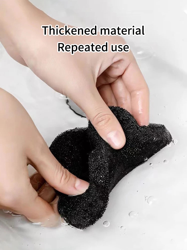 Une main utilise une éponge noire épaissie pour retirer des gouttelettes d'eau d'une surface.