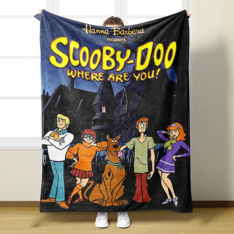 Dunkelroter Flanell-Überwurf mit Scooby-Doo-Cartoon-Design und gruseligen Szenen.