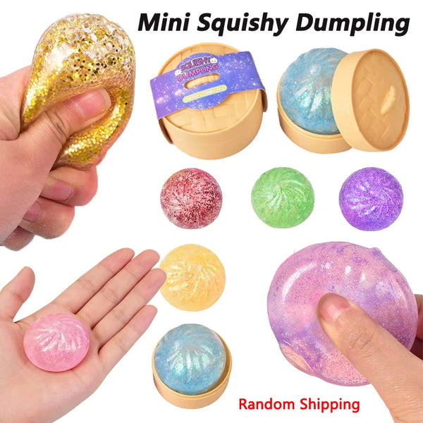Une main tient un jouet anti-stress en forme de dumpling violet scintillant à côté de divers dumplings mous colorés et de leu